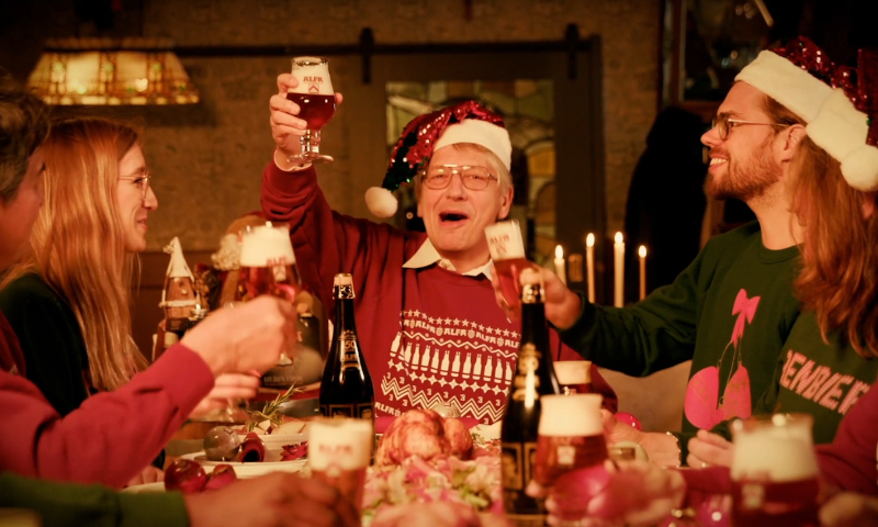 Familie Meens van de Alfa Brouwerij aan tafel tijdens kerst met Alfa Bier in de hand